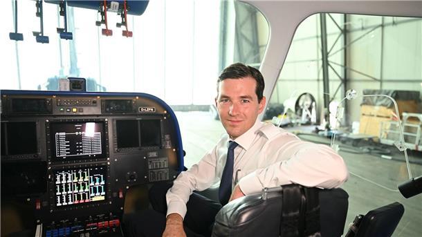 „Andere Art der Fliegerei“ - Der Weg zum Zeppelin-Piloten Viktor Schacht in der Gondel des Zeppelin NT (Neue Technologie) in Friedrichshafen.
