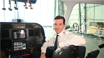 Viktor Schacht in der Gondel des Zeppelin NT (Neue Technologie) in Friedrichshafen.