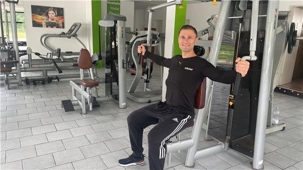 Mann an Fitnessgerät