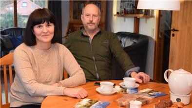 Viktoriia Gluckhovska mit ihrem Unterstützer Alfred Poppinga, Lehrer im Ruhestand, in dessen Haus in Lavenstedt. Er hilft der Pädagogin aus der Ukraine nach Kräften, hat die Geflüchtete bereits kurz nach Kriegsbeginn zu Hause aufgenommen. „Wir sind eine tolle Wohngemeinschaft“, unterstreicht er.