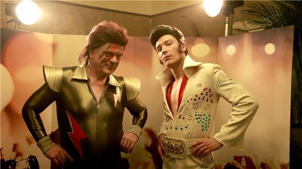 Ein herrlicher Blödsinn: „Das schwarze Quadrat“ Vincent (Bernhard Schütz, l) und Nils (Jacob Matschenz) müssen als Imitatoren von David Bowie und Elvis Presley auftreten.