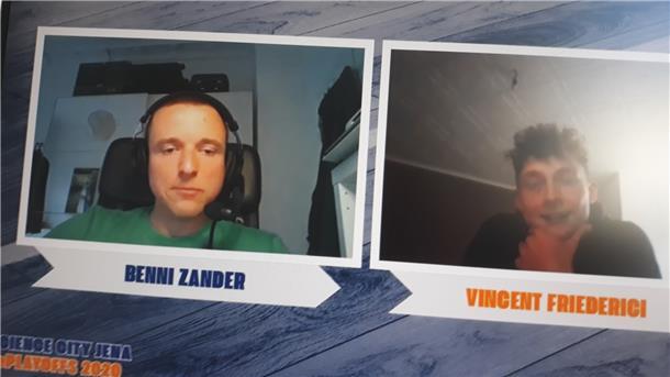 Vincent Friederici im Gespräch mit Magentasport-Experte Benni Zander (links), der die ePlayofs der ProA kommentiert.