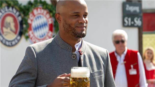 Vincent Kompany präsentiert sich bestens als Bayern-Trainer Vincent Kompany beim Besuch des Münchener Oktoberfests.