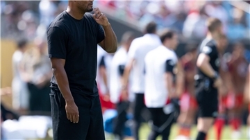 Vincent Kompany in kurzer Hose am Spielfeldrand. Auch dem Trainer verlangte die Hitze alles ab.