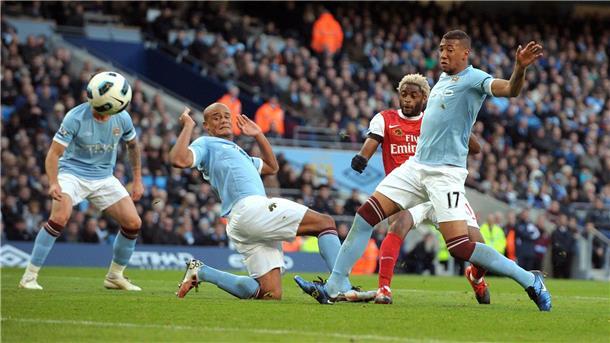 Vincent Kompany (Mitte) und Jérôme Boateng spielten - wie hier im Oktober 2010 - zusammen für Manchester City. (Archivfoto)
