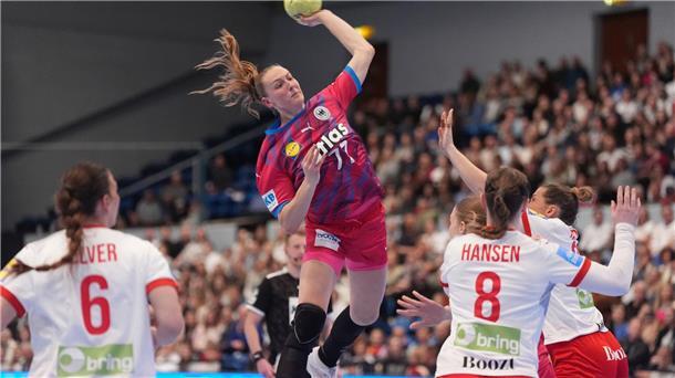 Deutsche Handballerinnen unterliegen Dänemark Viola Leuchter springt höher als die dänische Abwehr.