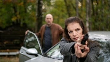 Viola (Yvonne Catterfeld) und Butsch (Götz Schubert) schnappen den Täter - eine Szene aus „Wolfsland - Kein Entkommen“.