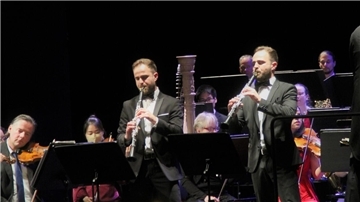 Virtuosen an der Klarinette: Das Duo Gurfinkel begeisterte beim Neujahrs-Konzert des Philharmonischen Orchesters im Stadttheater.