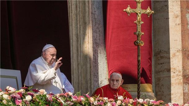 Papst ruft zu Frieden auf und spendet Segen „Urbi et Orbi“ „Viva il Papa!“: Papst Franziskus (l.) in der Hauptloge des Petersdoms im Vatikan.