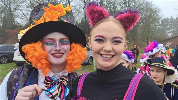 Die schönsten Fotos vom Karneval in Wehdel: Was für ein bunter Umzugstrubel Der Hutmacher Luisa Hoyer und die Grinsekatze von Alice im Wunderland machen sich bereit für den Abmarsch des Umzuges.