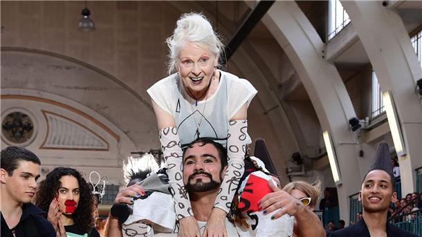 Vivienne Westwood (M)  gilt als Wegbereiterin des Punk in der Modebranche.