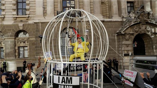 Vivienne Westwood protestiert in einem riesigen Vogelkäfig gegen die Auslieferung des WikiLeaks-Gründers Julian Assange an die USA.