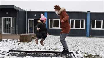 Viyan Murad (links) genießt es, mit Severine Schabon auf dem Trampolin der Neuen Grundschule Lehe zu toben. Die Schauspielerin hilft zurzeit dort aus.