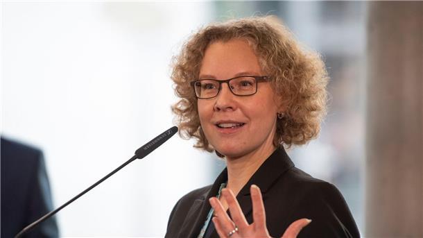Ampel-Regierung: Nächster Streit um E-Fuels droht Vize-Fraktionschefin Julia Verlinden (Bündnis 90/Die Grünen) bei einer Pressekonferenz. Die Grünen wollen nach dem Kompromiss im Verbrenner-Streit in der Steuerpolitik andere Schwerpunkte setzen als FDP-Bundesfinanzminister Lindner.