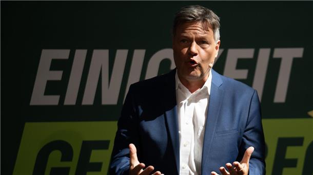 Habeck: Verstehen Streit um das Rentenpaket nicht wirklich Vizekanzler Robert Habeck erinnert daran, dass auf Wunsch der FDP auch Aktien bei der Rente künftig eine Rolle spielen werden.