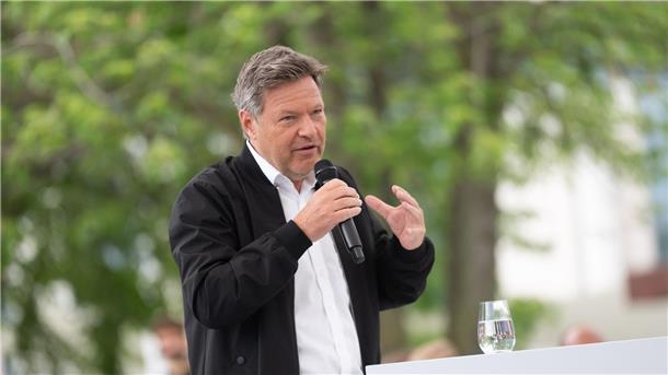 Habeck wirft Israel völkerrechtswidriges Vorgehen vor Vizekanzler Robert Habeck fand beim Demokratiefest in Berlin deutliche Worte für das Vorgehen Israels im Gazastreifen.