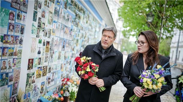 Vizekanzler Robert Habeck legt zusammen mit Julija Swyrydenko, der Ersten Stellvertretenden Premierministerin und Ministerin für Wirtschaft der Ukraine, an der Gedenkmauer für die im Krieg gefallenen Soldaten Blumen nieder.