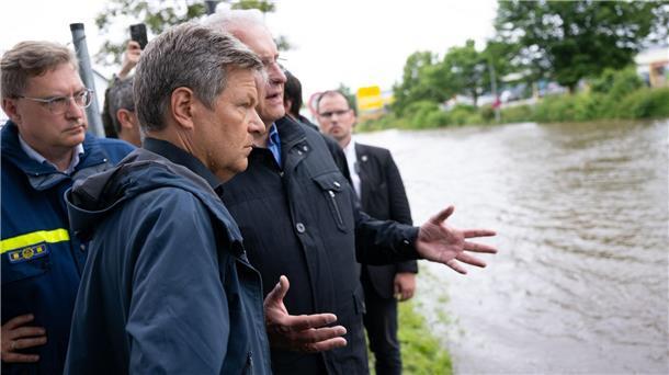 Vizekanzler Robert Habeck und der bayerische Innenminister Joachim Herrmann in Reichertshofen im Landkreis Pfaffenhofen an der Ilm.
