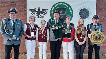 Vizekönig Franz Einhaus (Vierter von links) und Vizekönigin Sonja Ehlers (Dritte von links) freuen sich gemeinsam mit den weiteren Preisträgern über ihre neuen Titel.
