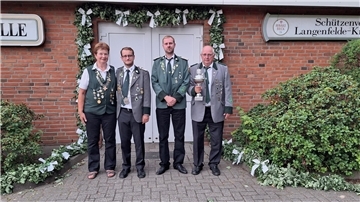 Vizekönigin Petra Hüllen (v.l.), König Moritz Meyer, Präsident Stefan Völling und Uwe Hüllen