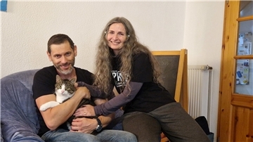 Vladimir und Albena Mineva aus Hesel sind überglücklich, dass Kater Roni nach zwei Jahren wieder da ist.