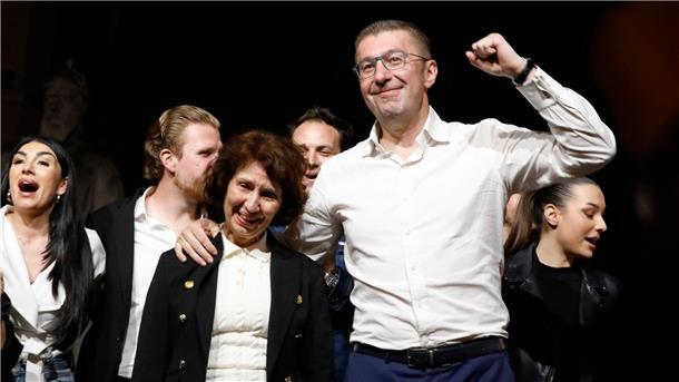 VMRO-Chef Hristijan Mickoski (r) darf nun darauf hoffen, nächster Regierungschef Nordmazedoniens zu werden.