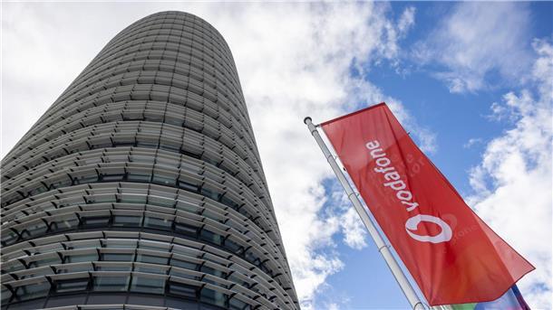 Vodafone verliert erneut viele Fernsehkunden Vodafone-Flaggen wehen vor der Firmenzentrale in Düsseldorf. Der Telekommunikationsanbieter hat ein insgesamt schwaches Quartal hinter sich.