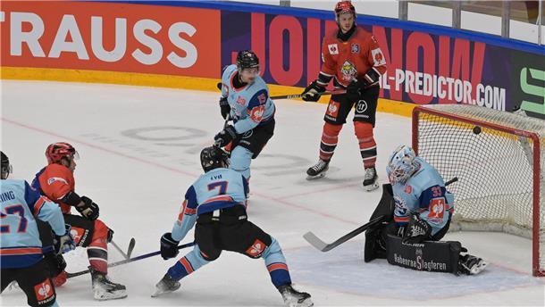 Völlig frei erzielt Jan Urbas (links in rot) in typischer Manier nach nur acht Sekunden in Überzahl das frühe 2:0 für die Fischtown Pinguins beim Gastspiel in der Champions Hockey League beim dänischen Meister SønderjyskE Vojens.