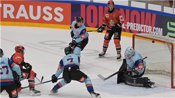 Völlig frei erzielt Jan Urbas (links in rot) in typischer Manier nach nur acht Sekunden in Überzahl das frühe 2:0 für die Fischtown Pinguins beim Gastspiel in der Champions Hockey League beim dänischen Meister SønderjyskE Vojens.