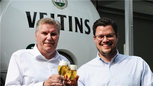 Fußball-EM-Effekt ist für Brauereien verpufft Volker Kohl (l), für den Vertrieb zuständiger Geschäftsführer der Brauerei Veltins, steht neben Fabian Veltins, Neffe der Inhaberin und Geschäftsführerin Veltins. Der 61-jährige Kuhl rückt im Januar 2025 zum Sprecher der Geschäftsführung auf. Der 34-jährige Veltins durchläuft derzeit verschiedene Stationen in der Firma, er soll perspektivisch zum möglichen Unternehmenschef aufgebaut werden.