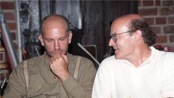 Volker Schlöndorff (r) drehte mit John Malkovich das Drama „Tod eines Handlungsreisenden“ und „Der Unhold“.