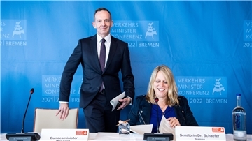 Volker Wissing (FDP), Bundesverkehrsminister, und Maike Schaefer (Grüne), Vorsitzende der Verkehrsministerkonferenz und Senatorin in Bremen, freuen sich über die grundsätzliche Einigung der technischen Ausgestaltung eines 49-Euro-Tickets.