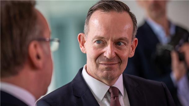 Greenpeace: Warnung vor Fahrverboten ist „Armutszeugnis“ Volker Wissing (M, FDP), Bundesminister für Verkehr und Digitales, versuche „mögliche Konsequenzen des eigenen Versagens in politischen Druck umzumünzen“, sagt Greenpeace-Mobilitätsexpertin Clara Thompson.