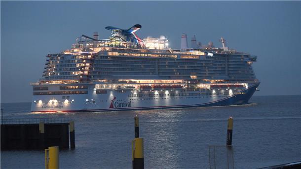 Das beleuchtete Kreuzfahrtschiff „Carnival Jubilee“