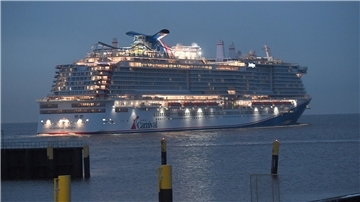 Das beleuchtete Kreuzfahrtschiff „Carnival Jubilee“