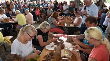 Voll besetzt war die Halle der Firma Haye am Kutterhafen in Fedderwardersiel während der von Henning Kaars moderierten 36. Krabbenpul-Meisterschaft.