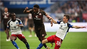 Voll dabei: St. Paulis Oladapo Afolayan (M) kämpft mit Hamburgs Jean-Luc Dompe (l) und Hamburgs Jonas Meffert um den Ball. (Archiv)