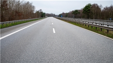 Voll gesperrt: Die A27 zwischen Uthlede und Hagen wurde etwa 1,5 Kilometer vor der Abfahrt Hagen unterspült. Die Fahrbahnen könnten absacken.