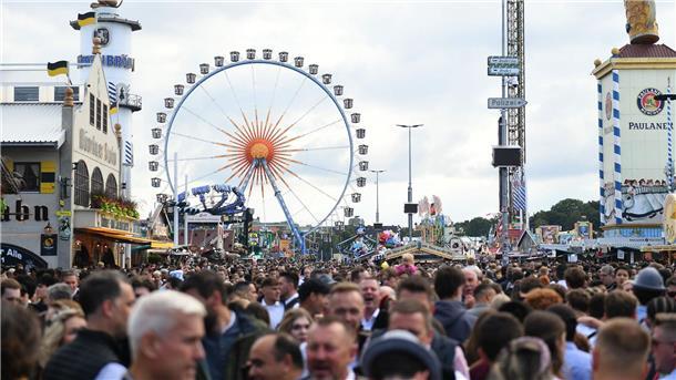 Wiesn viel zu voll - Kritik am Sicherheitskonzept Voll ist es auf der Wiesn oft - zum Tischwechsel ging nun kurzzeitig nichts mehr.