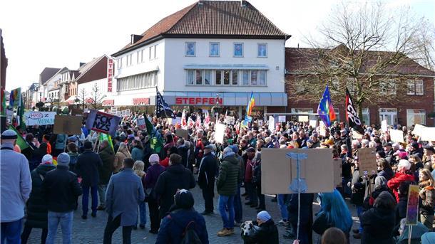 Voll und laut war es bei der Demo gegen Rechts auf dem Rathausplatz in Zeven.