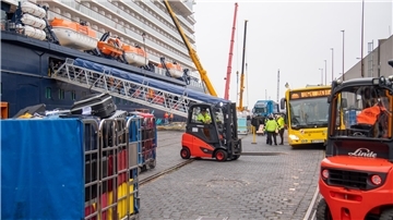 Gabelstapler  vor einem Kreuzfahrtschiff