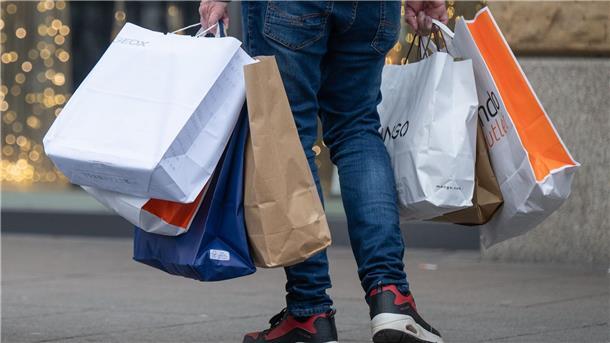 Handelsverband: Konsumstimmung bessert sich Volle Einkaufstüten in der Frankfurter Innenstadt.
