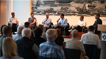 Volle Hütte, volle Breitseiten: Unter Moderation von NZ-Chefredakteur Christoph Linne diskutierten (von links) Piet Rothe (Dehoga) , Lea Zerbst (Wirtschaftsjunioren Bremerhaven), Ex-OB Jörg Schulz , Christoph Linne, Michael Gerber (Erlebnis Bremerhaven), und Stefan Kruecken (Ankerherz-Verlag).