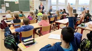 Volles Klassenzimmer in einer Grundschule