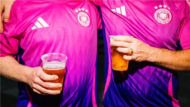 Volle Mägen und Alkohol erhöhen das Risiko: Beim Fußballschauen können Bratwurst und Bier die Herzbelastung erhöhen.