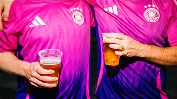 Volle Mägen und Alkohol erhöhen das Risiko: Beim Fußballschauen können Bratwurst und Bier die Herzbelastung erhöhen.