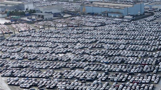 Volle Parkplätze, maue Kassen: Der Gewinn von VW, Mercedes-Benz und BMW ist im dritten Quartal in den Keller gerauscht. (Symbolbild)
