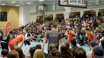 Volle Ränge, gute Stimmung. Beim Basketball-Supercup handelt es sich nicht um ein Pflichtspiel. Trotz oder gerade deswegen gehen die Zuschauer mit.
