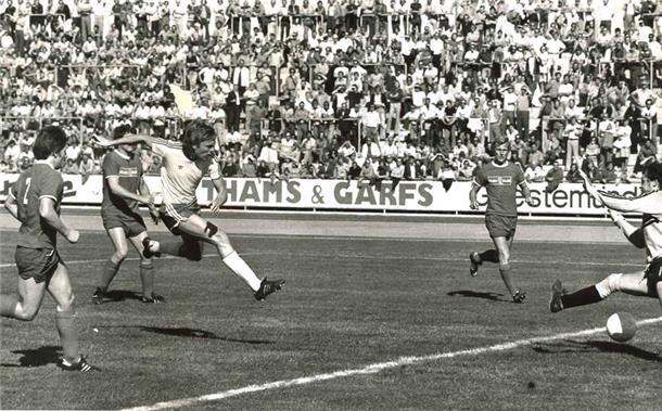 Volle Ränge im Nordseestadion bei einem Zweitliga-Spiel des OSC Bremerhaven. Günter Diekmann kommt zum Torschuss.