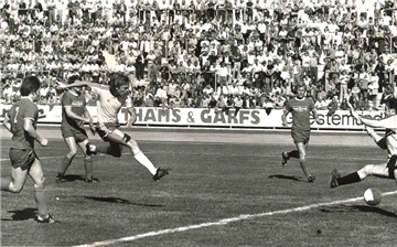 Volle Ränge im Nordseestadion bei einem Zweitliga-Spiel des OSC Bremerhaven. Günter Diekmann kommt zum Torschuss.